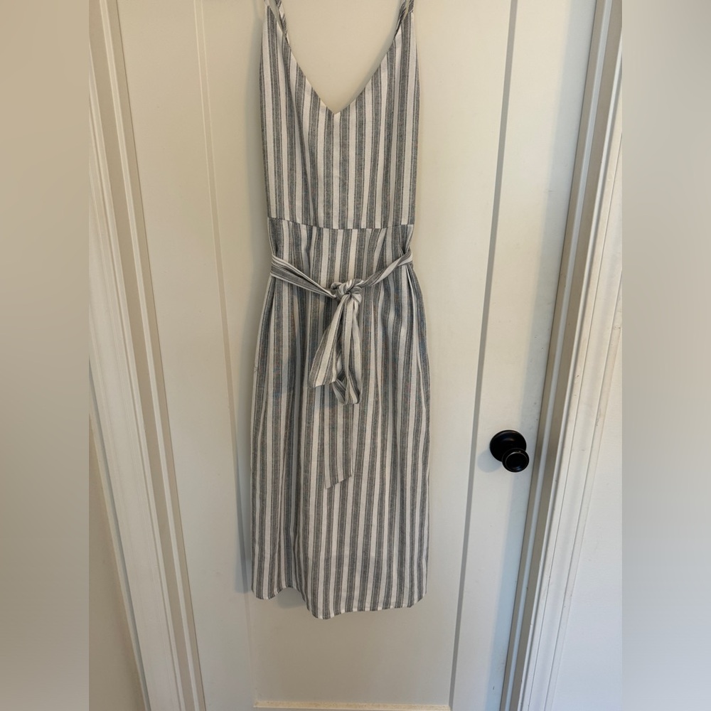 Lulus dress with pockets and cross back Size Large